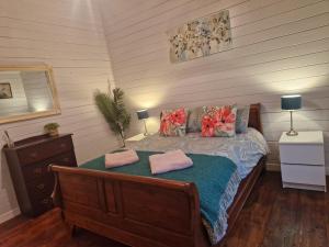 沃特福德The Log Cabin的一间卧室配有一张床,上面有两条毛巾