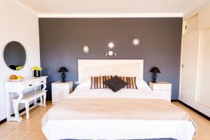 乌尼翁镇Hotel Cuesta de Miranda的卧室配有一张白色大床和2个床头柜