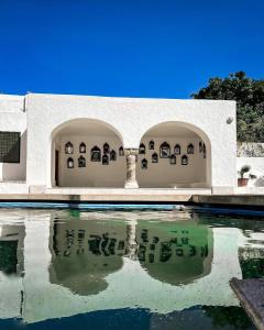 西迪·布·赛义德Si Brahim studio piscine, Sidi Bou Saïd的白色的建筑,有水池