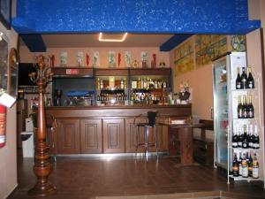 ParavatiHotel Bed & Breakfast Minu'的一间拥有蓝色天花板的酒吧