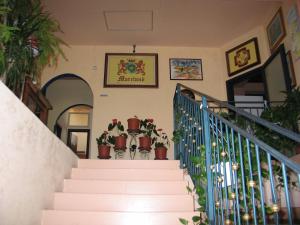 ParavatiHotel Bed & Breakfast Minu'的一座种植盆栽植物的建筑中的楼梯
