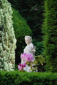 第戎梅勒特斯特公寓的花园中一个花粉的女人的雕像