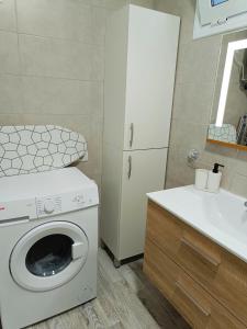 圣克鲁斯-德特内里费Apartamento Meraki的厨房配有洗衣机和水槽