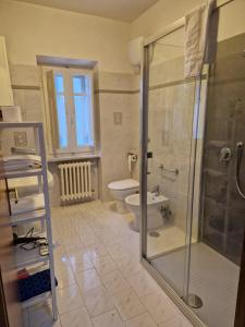 罗卡拉索Residenze Macerelli的一间带玻璃淋浴和卫生间的浴室
