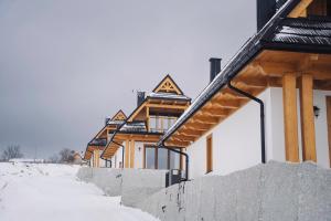 乔尔什滕Osada Widokówka- Przystanek Podhale的地上一排下雪的房屋