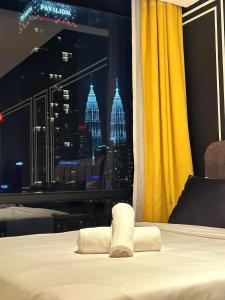 吉隆坡Axon Residence By Perkasa Suites的酒店客房,设有一张床铺,享有城市美景。