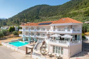 克里斯阿穆迪亚塔索斯阳光酒店的享有带游泳池的别墅的空中景致