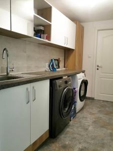 百乐·奥拉内斯蒂Casa Tihna的厨房配有洗衣机和水槽
