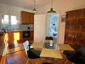 韦切什NOER apartman的厨房以及带桌椅的用餐室。