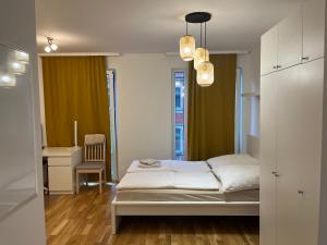 德累斯顿New Business Apartment Nr.15的一间卧室配有一张床和一张桌子及椅子