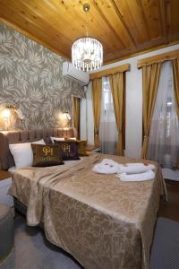 伊斯坦布尔Royal Gur Hotel的一间设有床铺的房间,上面有两条毛巾