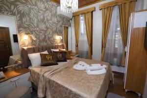 伊斯坦布尔Royal Gur Hotel的卧室配有2条毛巾。