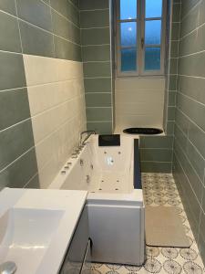 拉兰Au bord du gave的白色的浴室设有水槽和浴缸。