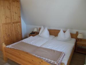 马尔洛Finnhäuser am Vogelpark - Haus Luise的一间卧室配有带白色床单和枕头的床。
