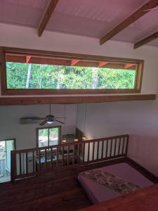 博卡斯德尔托罗Playa Bluff Lodge的客房设有大窗户和一张床