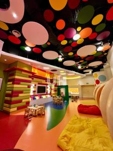 阿布扎比Fairmont Marina Residences Apartment的儿童间,设有色彩缤纷的墙壁和天花板