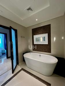 阿布扎比Fairmont Marina Residences Apartment的浴室内设有大型白色浴缸。