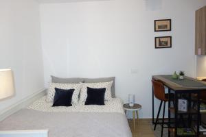 萨莫博尔City Centre Samobor的一间卧室配有一张带枕头的床和一张书桌
