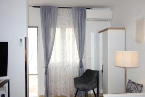萨莫博尔City Centre Samobor的客房设有带椅子和灯的窗户。