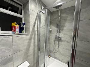 布罗姆利Cosy Smart/Small Double Room in Keedonwood Road Bromley的带淋浴的浴室和玻璃门