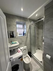 布罗姆利Cosy Smart/Small Double Room in Keedonwood Road Bromley的浴室配有卫生间、盥洗盆和淋浴。