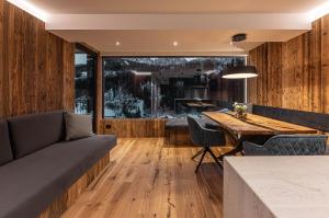 圣克里斯蒂娜Enjoy Dolomites - Chalet的客厅配有沙发和桌子