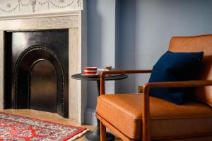 爱丁堡Queen Charlotte Guesthouse的客厅配有椅子和桌子