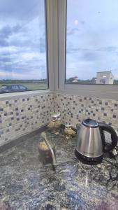 比亚瓜伊Alamos David的窗户旁的茶壶
