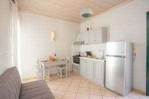 瓦西利基Romanza Studios的厨房配有不锈钢冰箱和桌子
