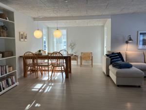 维斯特罗哈文GuestHouse Læsø的客厅配有桌椅和沙发