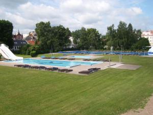 斯维塔维加尼斯维塔维酒店的公园内一个带桌椅的大型游泳池