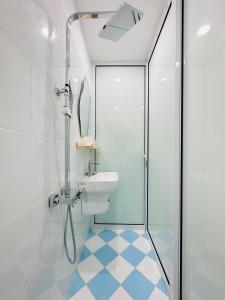 河内RARE 200m2 4BR Private house @ Hoan Kiem 13pax的带淋浴、卫生间和盥洗盆的浴室