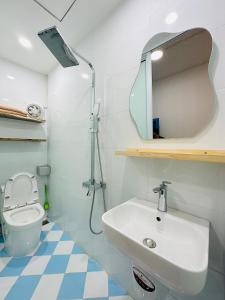 河内RARE 200m2 4BR Private house @ Hoan Kiem 13pax的一间带水槽、卫生间和镜子的浴室