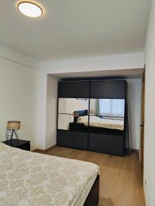 布鲁塞尔Bright & Cozy Appartment in Brussels的一间卧室配有一张大床和大镜子