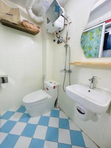 河内RARE 200m2 4BR Private house @ Hoan Kiem 13pax的一间带卫生间和水槽的浴室