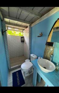 Termales - agua caliente - nuquicabaña tellin的一间带卫生间和水槽的浴室
