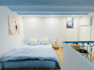河内RARE 200m2 4BR Private house @ Hoan Kiem 13pax的一间卧室配有一张蓝色天花板的床