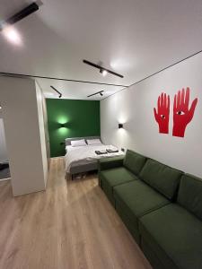 波尔塔瓦Fancy appartment的客厅配有沙发和1张床