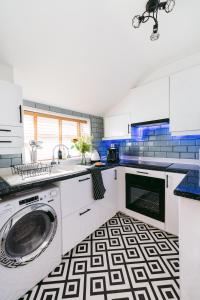 卡迪夫Central Retreat的厨房位于地板上,配有洗衣机和烘干机