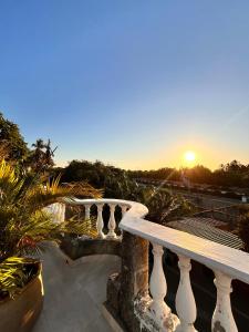 圣玛尔塔SGH Castillo Aqua的阳台享有日落美景。