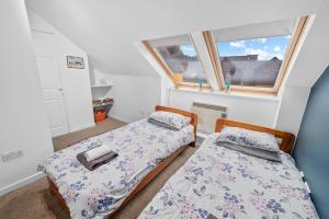 奥本Argyll Apartments - High Street, Oban的小型客房 - 带2张床和窗户