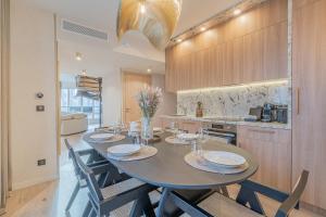 巴黎Yuna Porte-Maillot - ApartHotel的厨房里设有1间带桌椅的用餐室