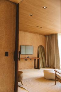 圣米格尔-杜斯米拉格里斯Mahré Hotel & Spa的客厅配有沙发和电视。