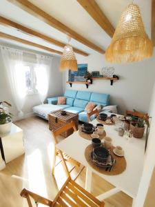 希洪El Hogarin de Veronica的客厅配有蓝色的沙发和桌子