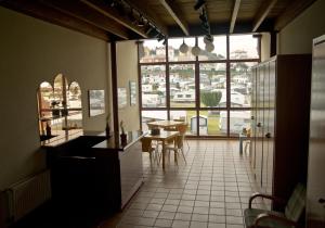 Naveces滨海公寓的厨房配有桌子和大窗户