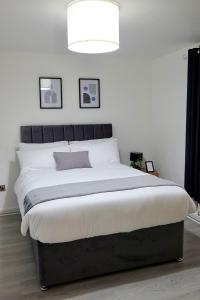 伯明翰Villa Retreat Birmingham的白色的房间里一张大床,配有灯