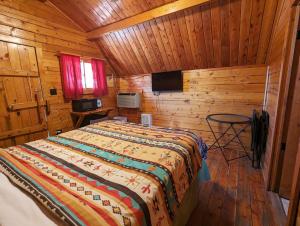 金曼金曼KOA露营地的小木屋内一间卧室,配有一张床