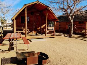 金曼金曼KOA露营地的小木屋配有桌子和长凳