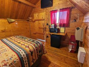 金曼金曼KOA露营地的小木屋内一间卧室,配有一张床