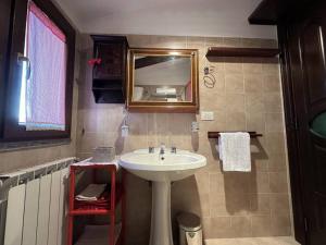 桑格罗堡[FREE PARKING] La Bianca Neve Cottage的一间带水槽和镜子的浴室